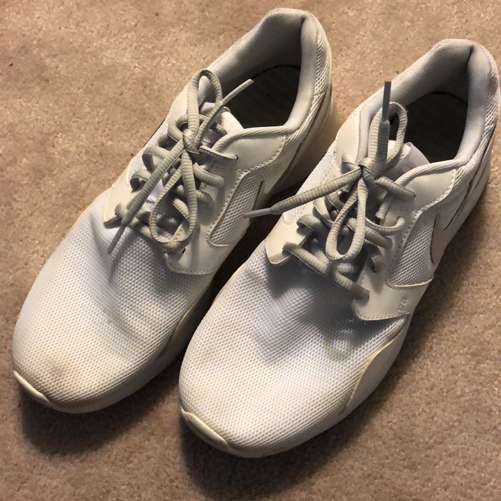 Nike’s kaishi white sneakers